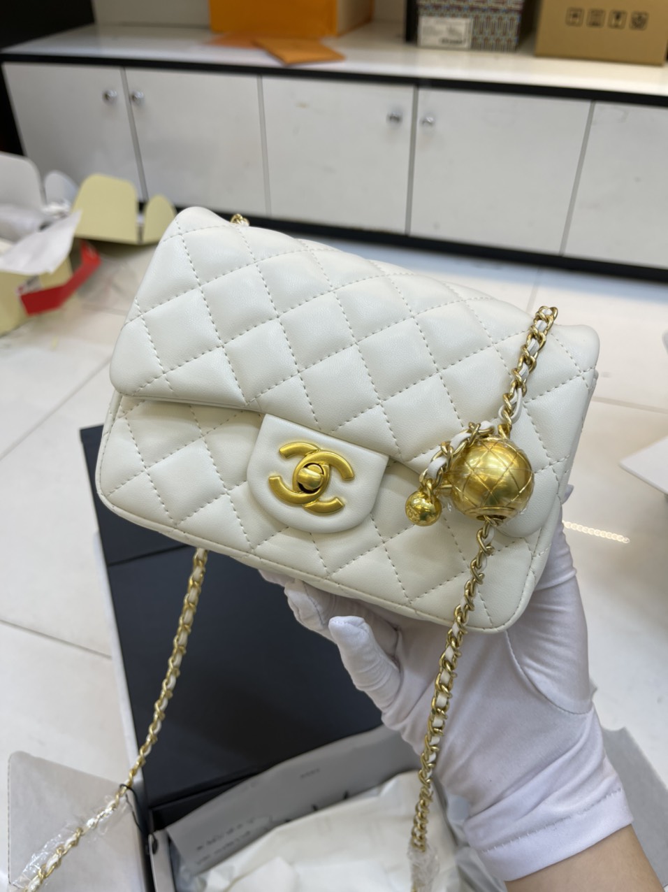 Túi Xách Chanel Super MINI  CHARM Quả Chuông Màu Trắng Size 17cm